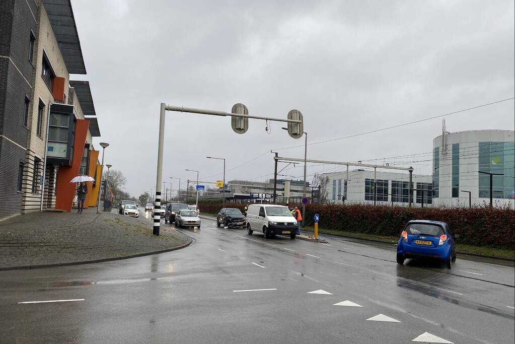 Twee voertuigen botsen op splitsing