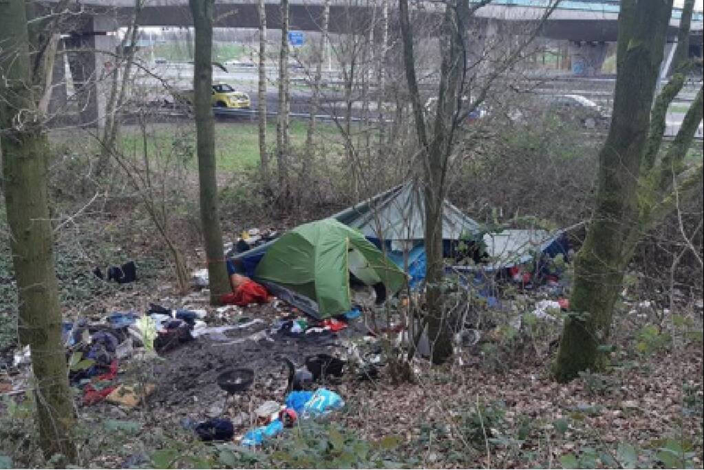 Veel afval en poep rondom tentenkamp daklozen langs A27