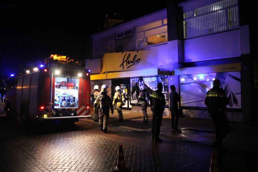 Brandweer onderzoekt brandmelding in bouwmarkt
