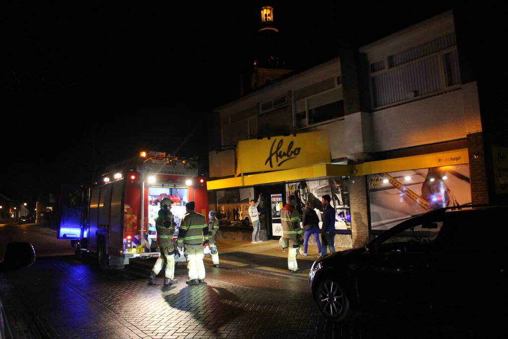 Brandweer onderzoekt brandmelding in bouwmarkt