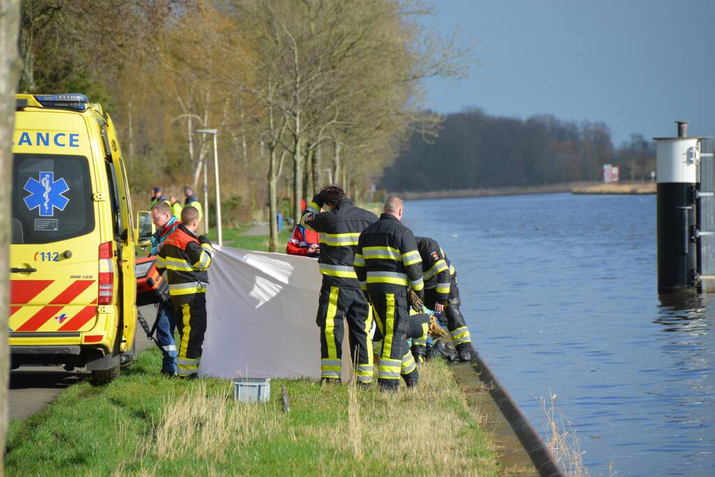 Vrouw valt met rollator in Van Harinxmakanaal