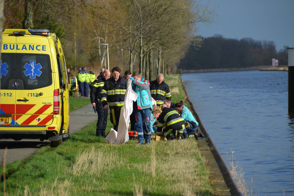 Vrouw valt met rollator in Van Harinxmakanaal