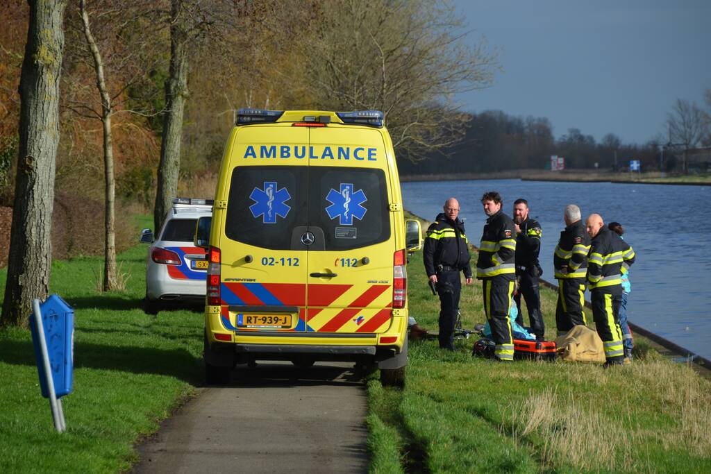 Vrouw valt met rollator in Van Harinxmakanaal