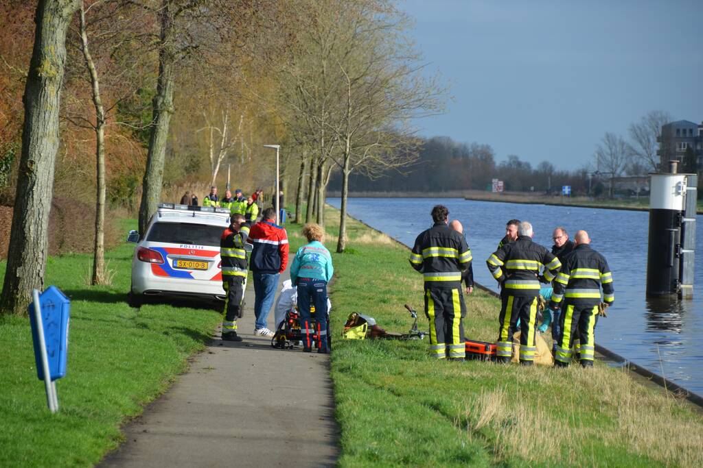 Vrouw valt met rollator in Van Harinxmakanaal