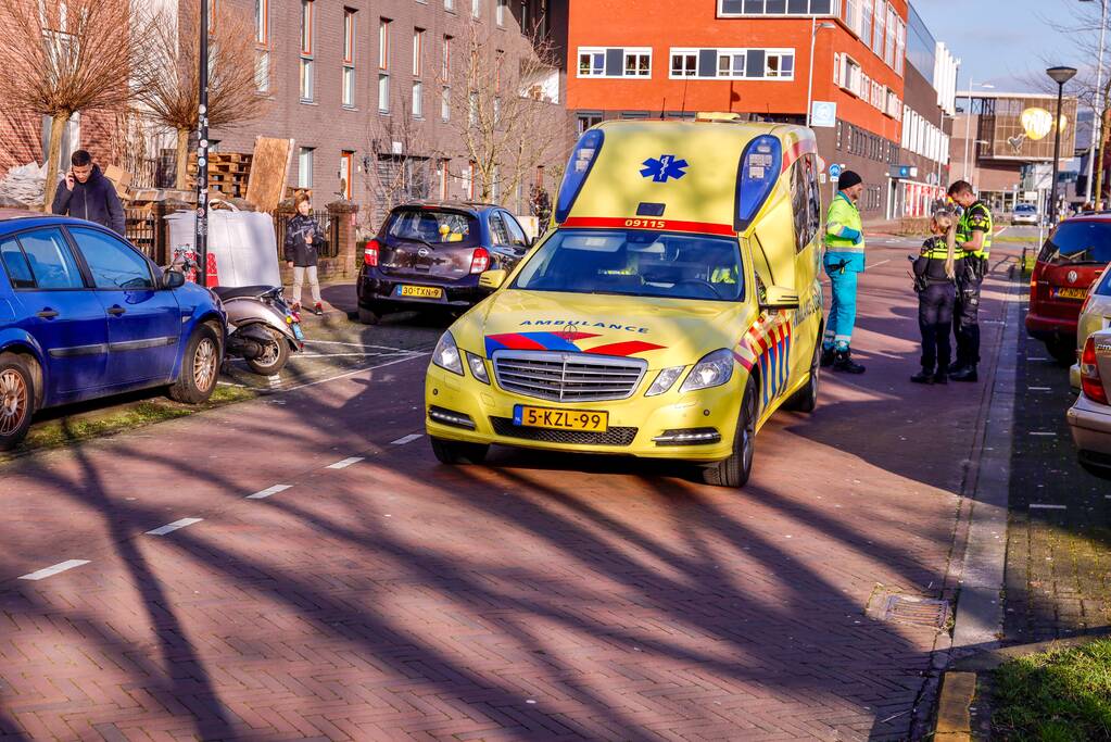 Fietsster aangereden door scooterrijder