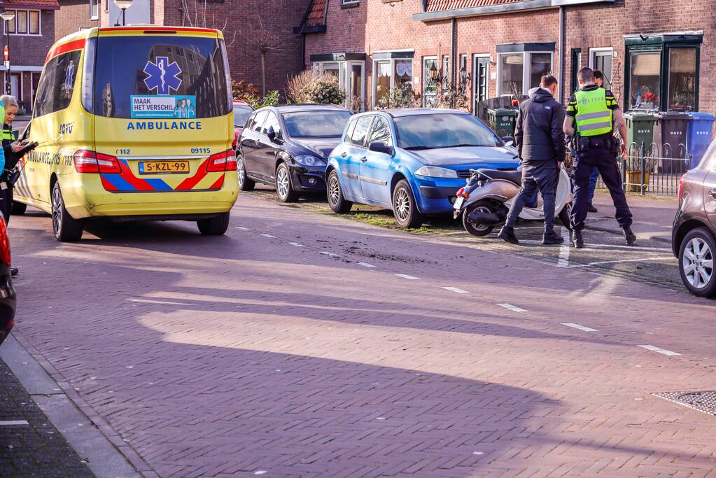 Fietsster aangereden door scooterrijder