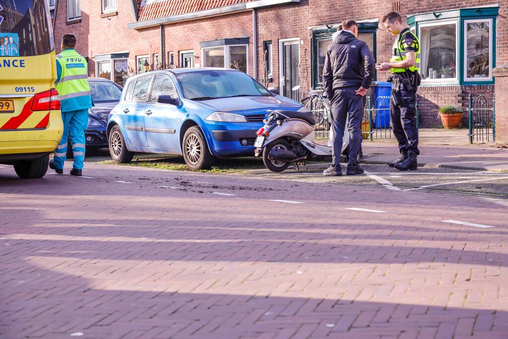 Fietsster aangereden door scooterrijder