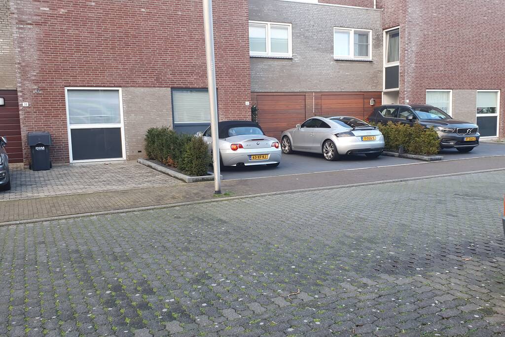 Politie onderzoekt woning en voertuigen voor een lopend onderzoek