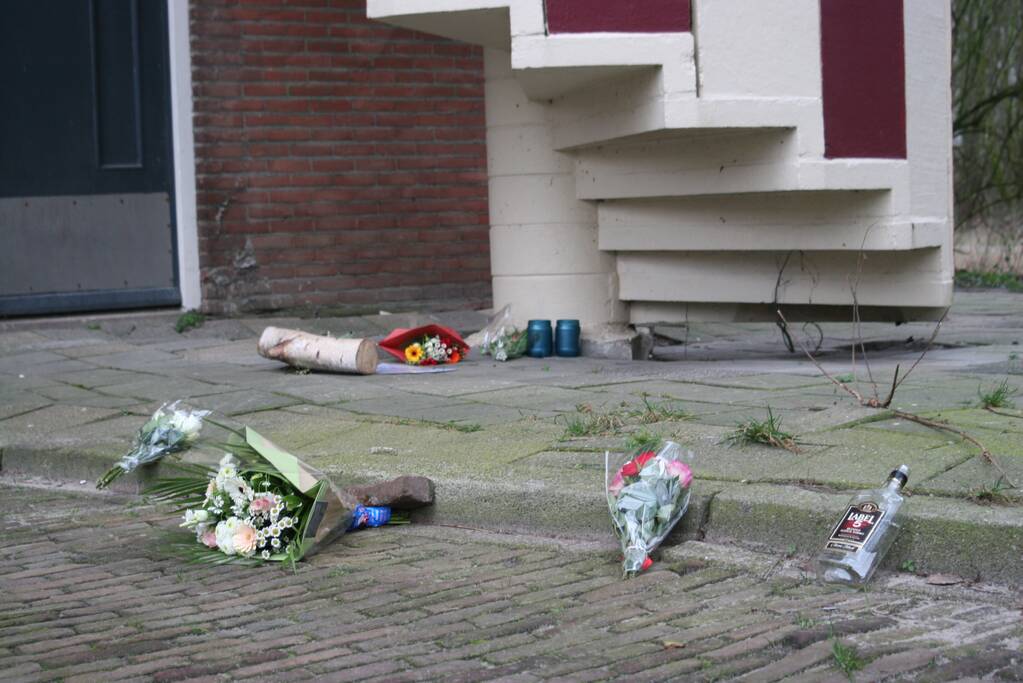Bloemen voor man die overleed na de val van flat