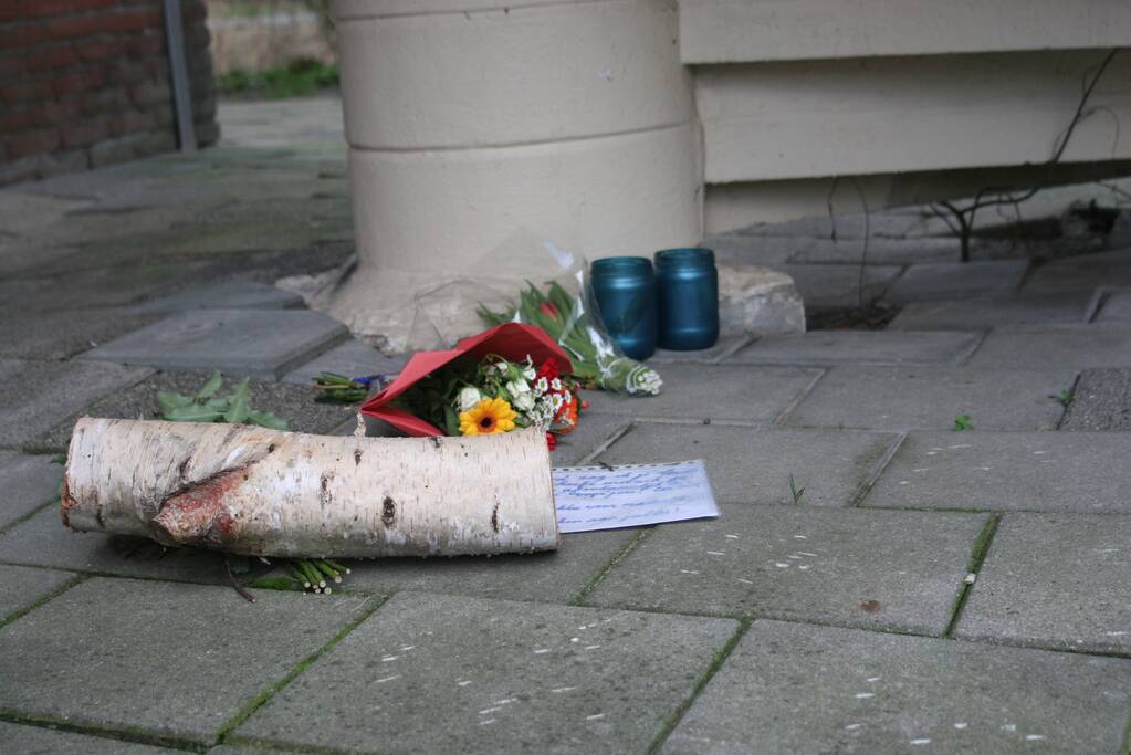 Bloemen voor man die overleed na de val van flat