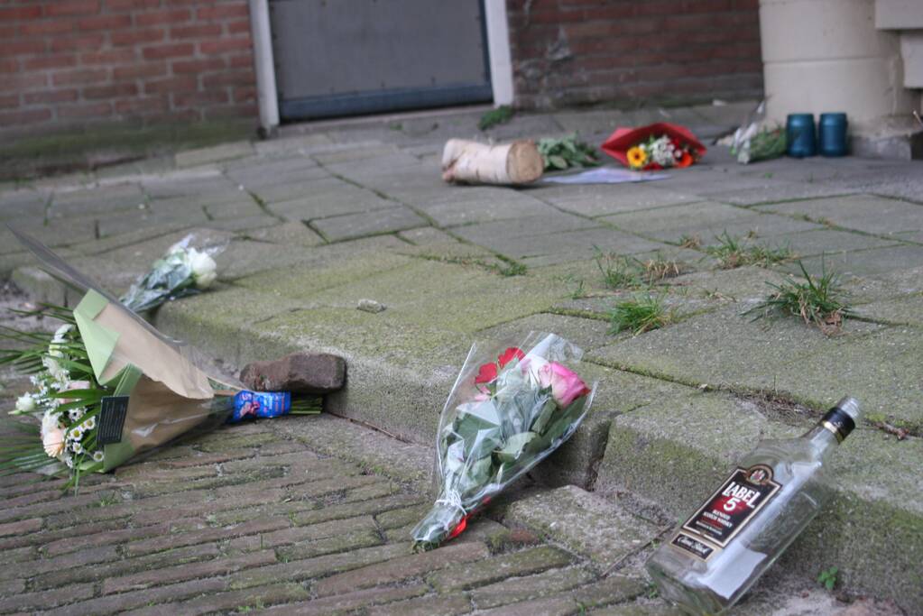 Bloemen voor man die overleed na de val van flat