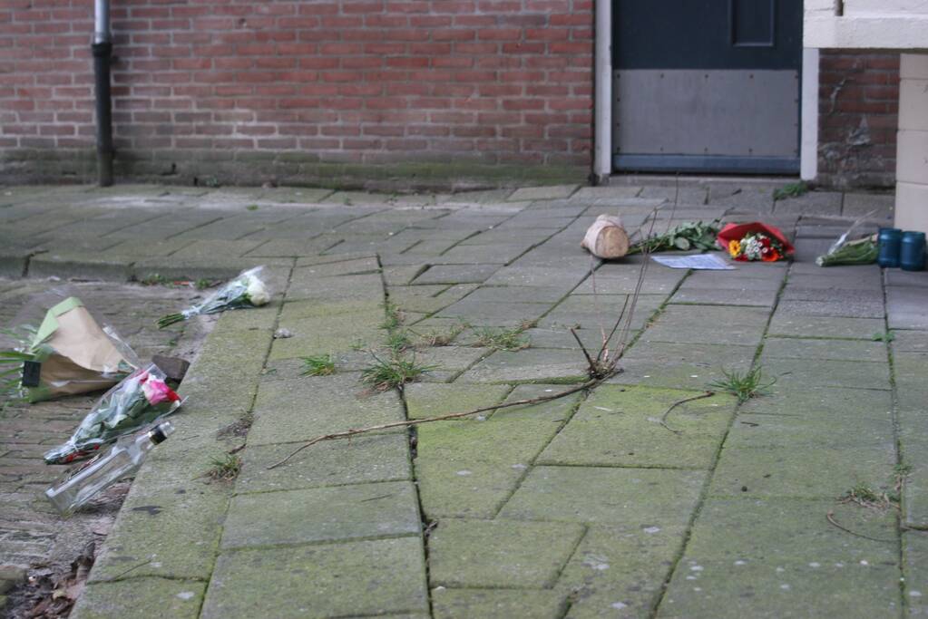 Bloemen voor man die overleed na de val van flat