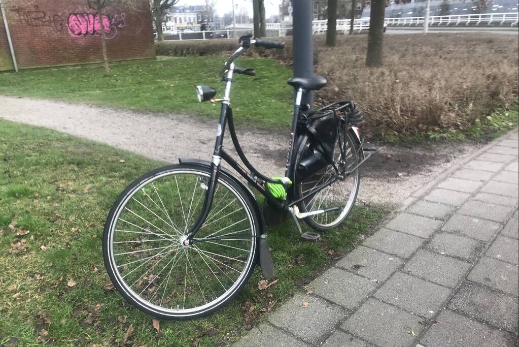 Overstekende fietsster aangereden op rotonde