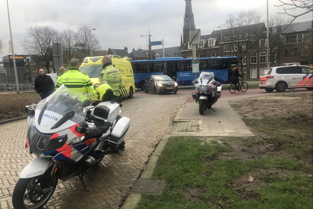Overstekende fietsster aangereden op rotonde
