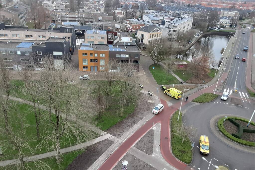 Overstekende fietsster aangereden op rotonde