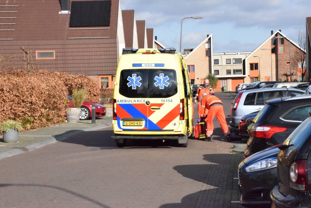 Auto belandt in zandbak op schoolplein