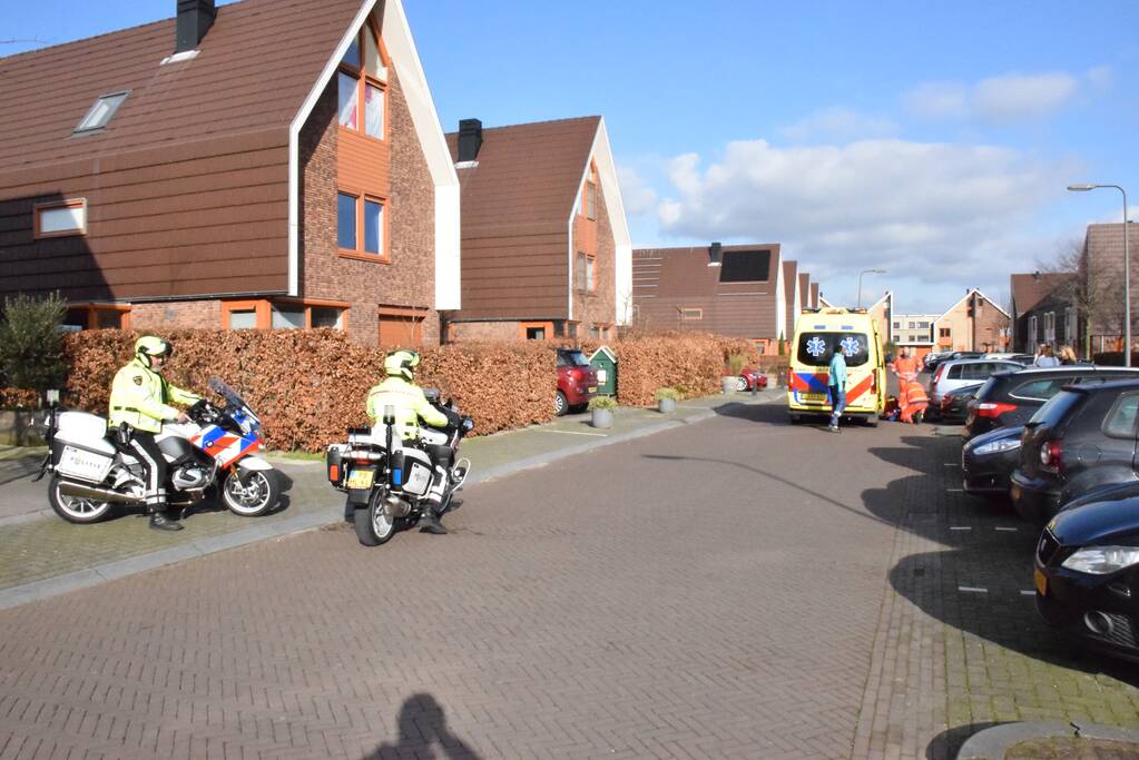 Auto belandt in zandbak op schoolplein
