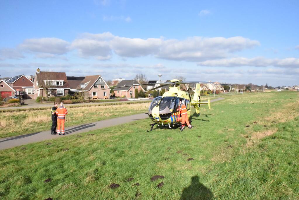 Auto belandt in zandbak op schoolplein