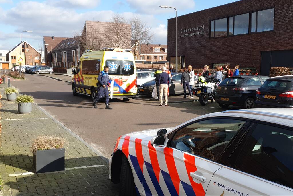 Auto belandt in zandbak op schoolplein