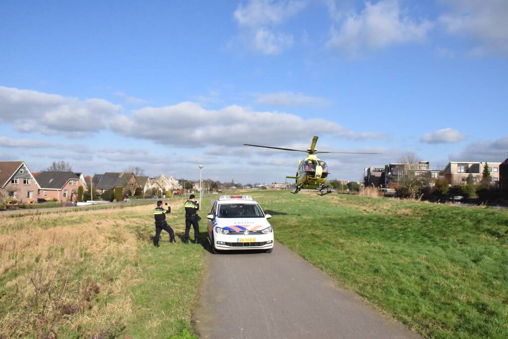Auto belandt in zandbak op schoolplein