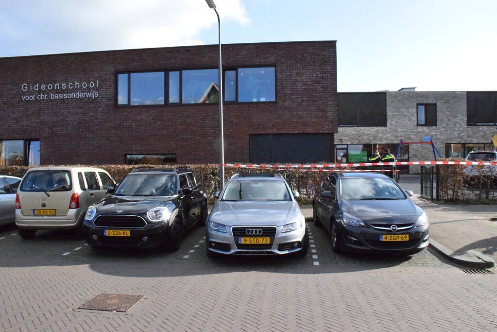 Auto belandt in zandbak op schoolplein