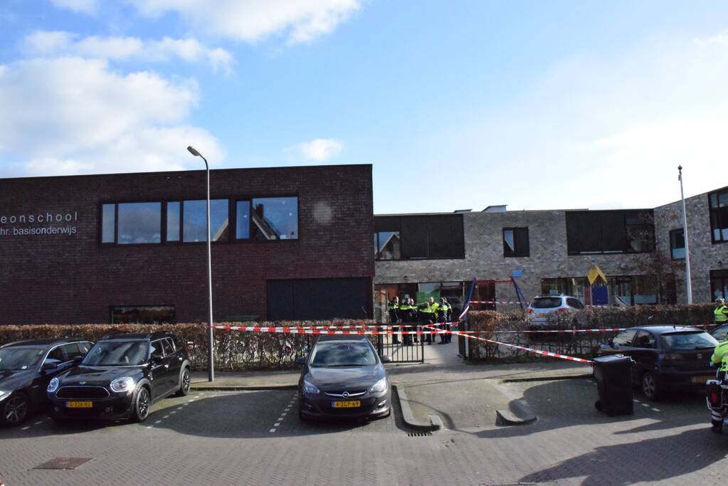 Auto belandt in zandbak op schoolplein