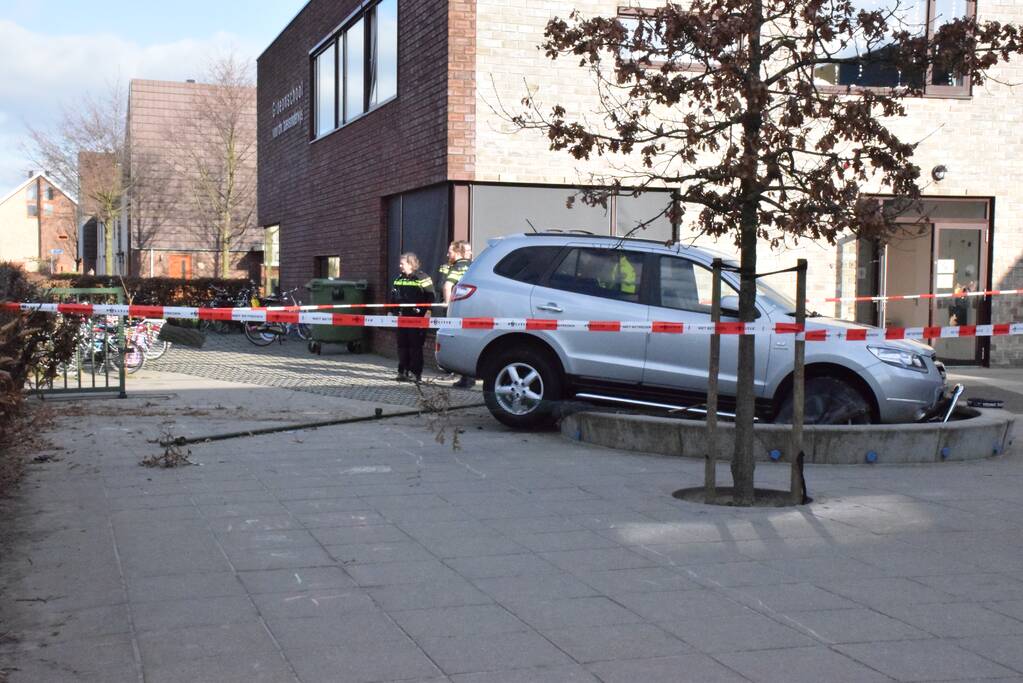 Auto belandt in zandbak op schoolplein