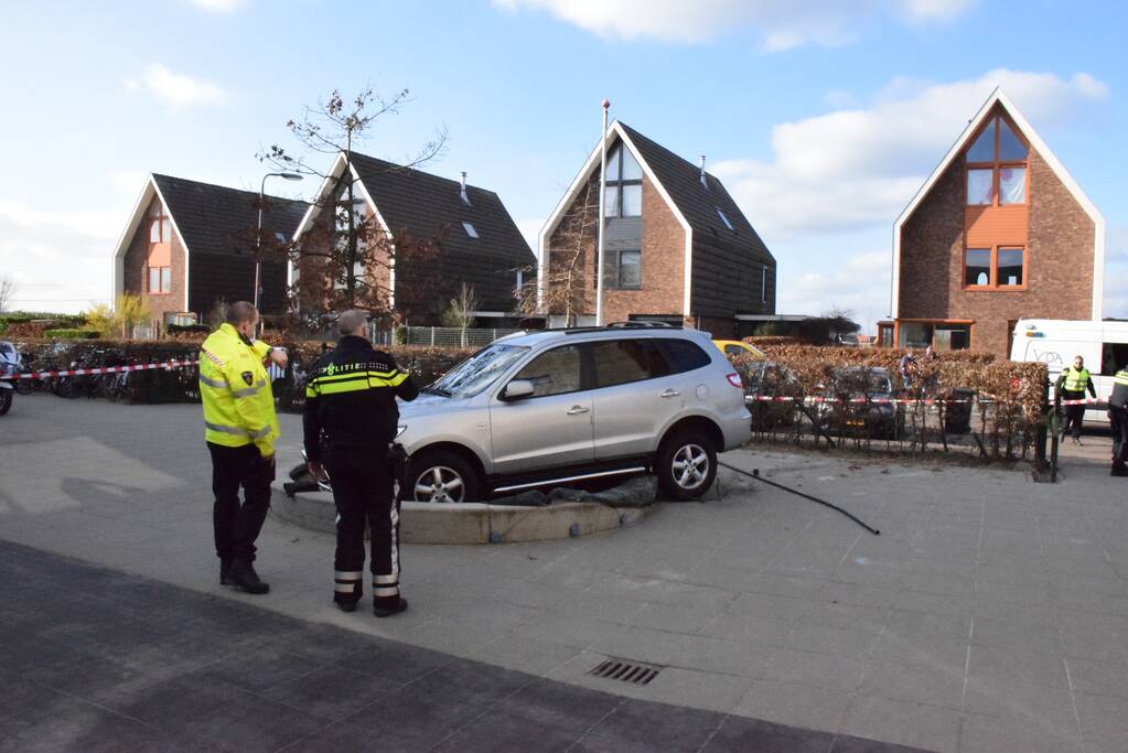 Auto belandt in zandbak op schoolplein