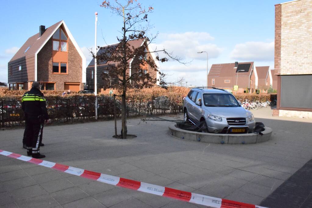 Auto belandt in zandbak op schoolplein