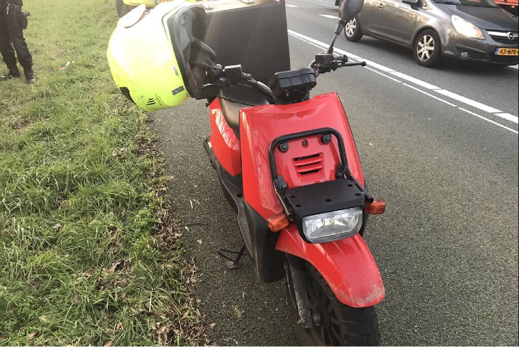 Pizzabezorger rijdt met scooter snelweg op