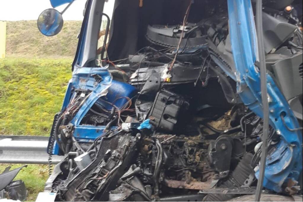 Vrachtwagenchauffeur ziet stilstaande file over het hoofd