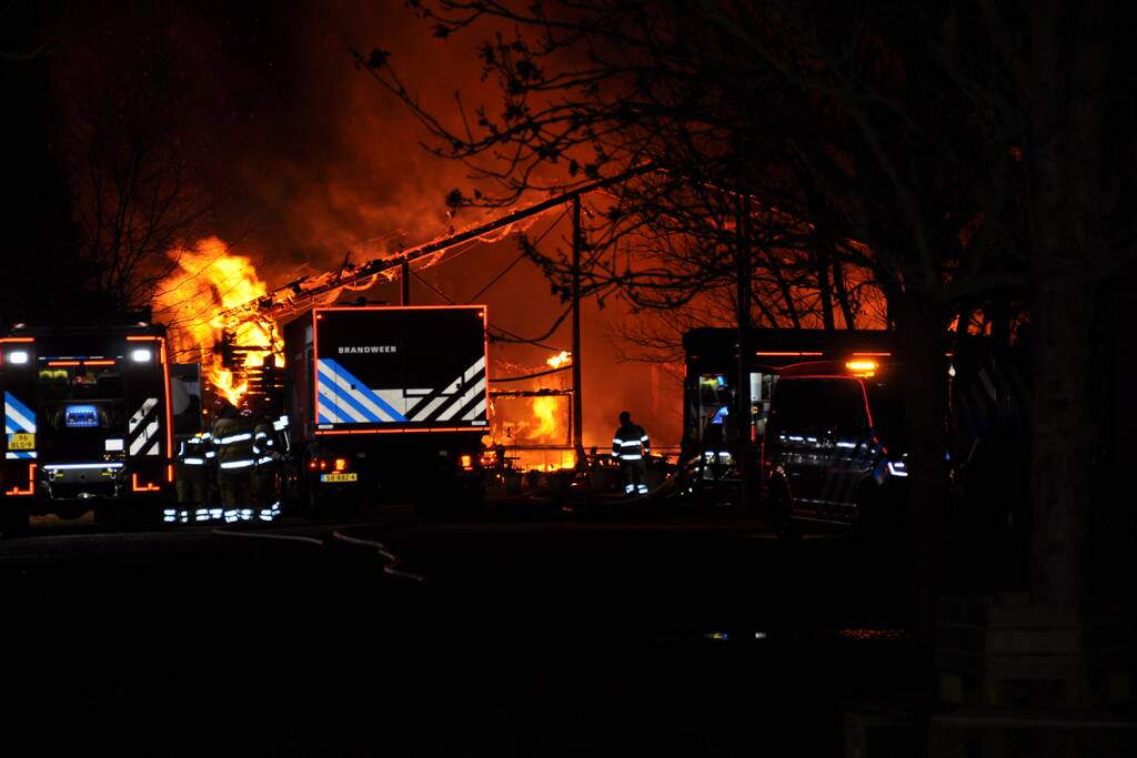 Paarden gered van grote brand op manege