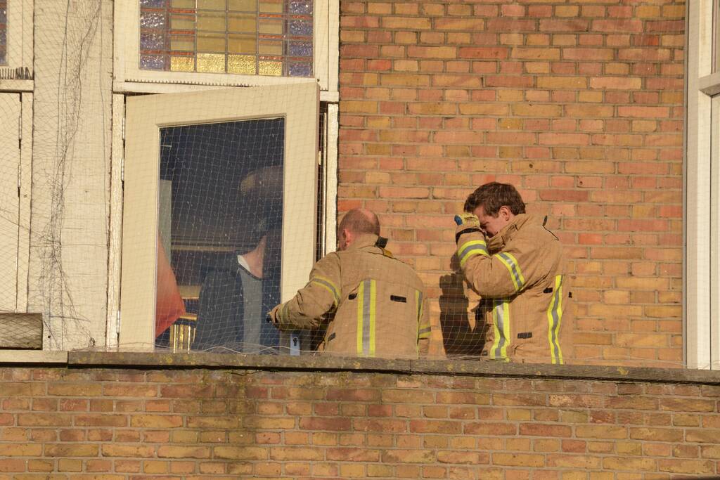 Duif door brandweer uit een net gehaald