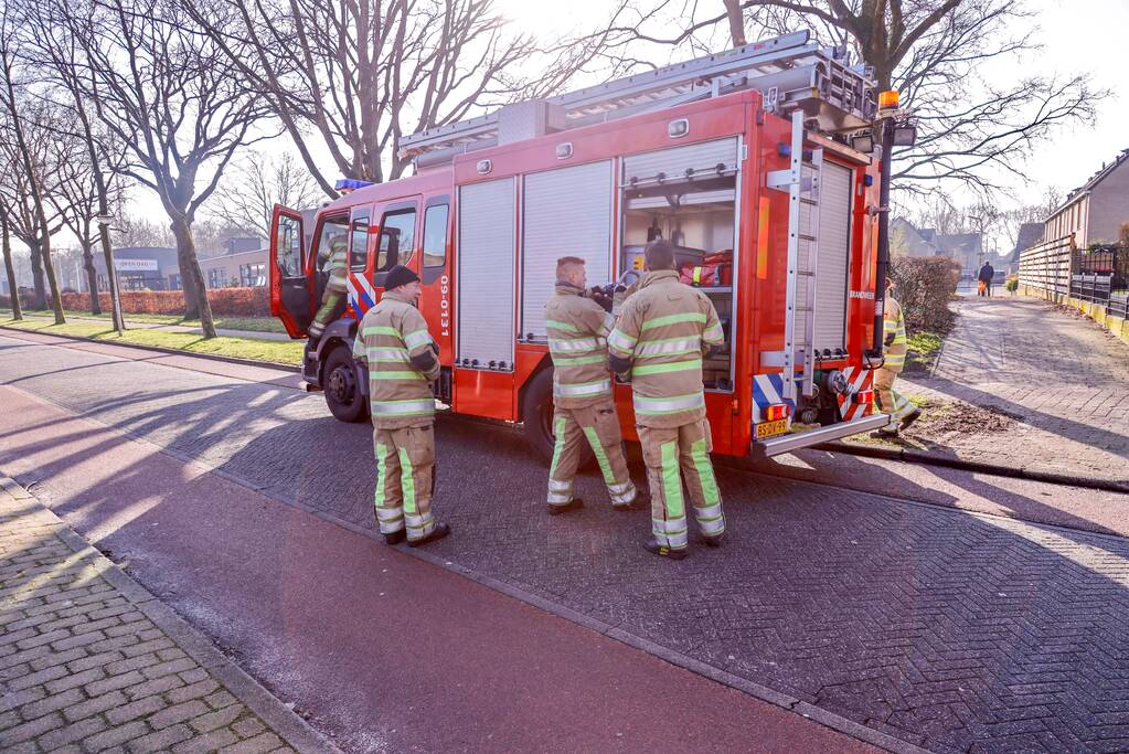 Meisje bekneld met been in doeltje op schoolplein