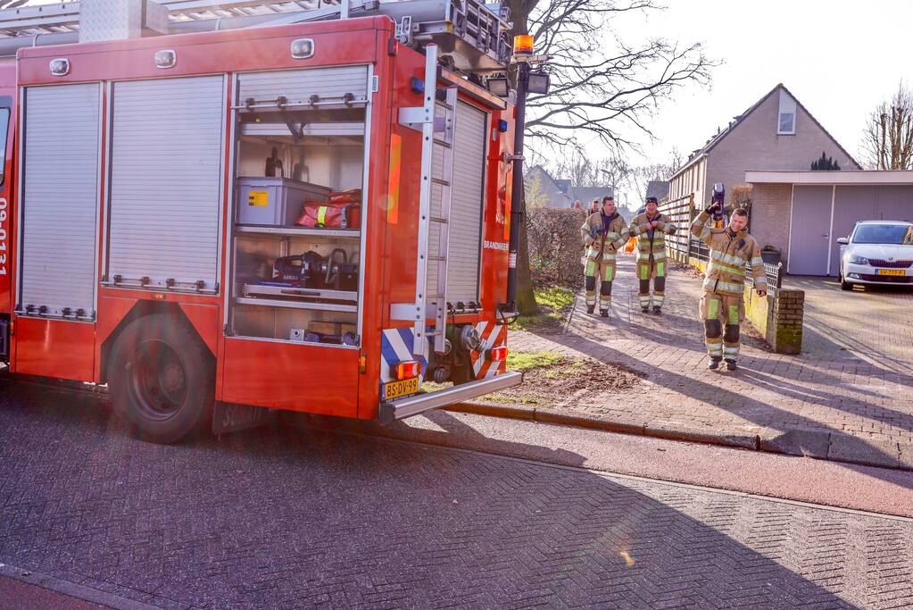 Meisje bekneld met been in doeltje op schoolplein