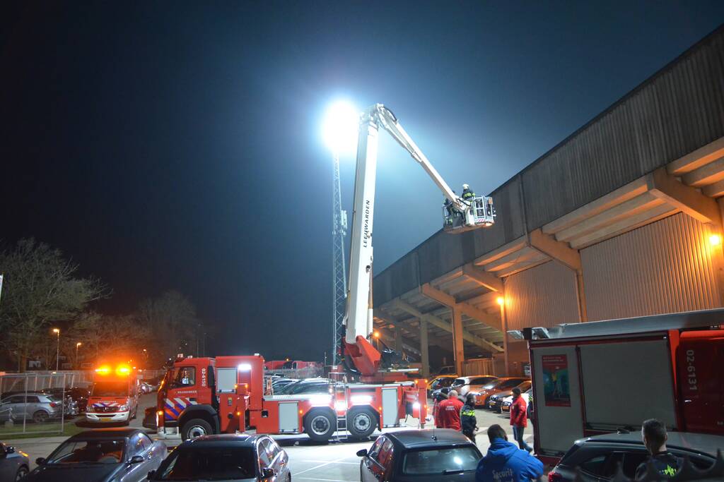 Brandweer controleert mogelijk brandje in Cambuur stadion