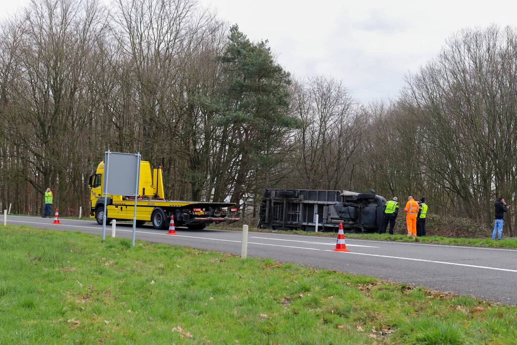 Vrachtwagen belandt op zijn kant op afrit
