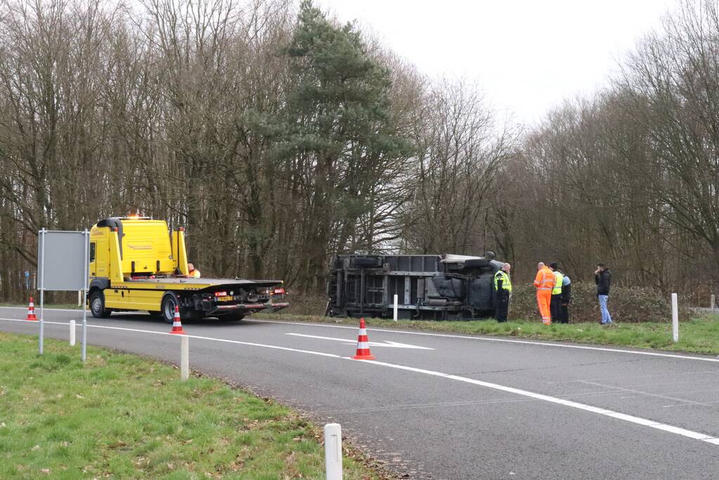 Vrachtwagen belandt op zijn kant op afrit