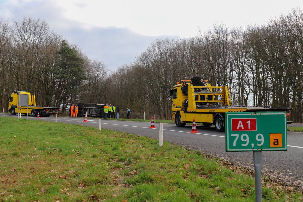 Vrachtwagen belandt op zijn kant op afrit