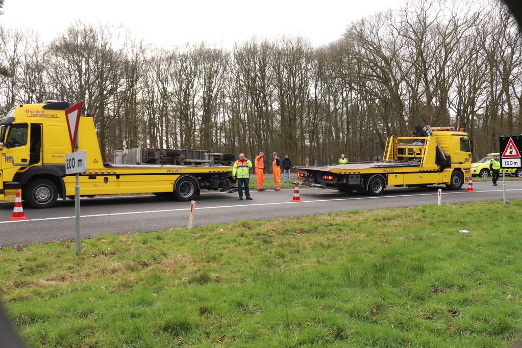 Vrachtwagen belandt op zijn kant op afrit