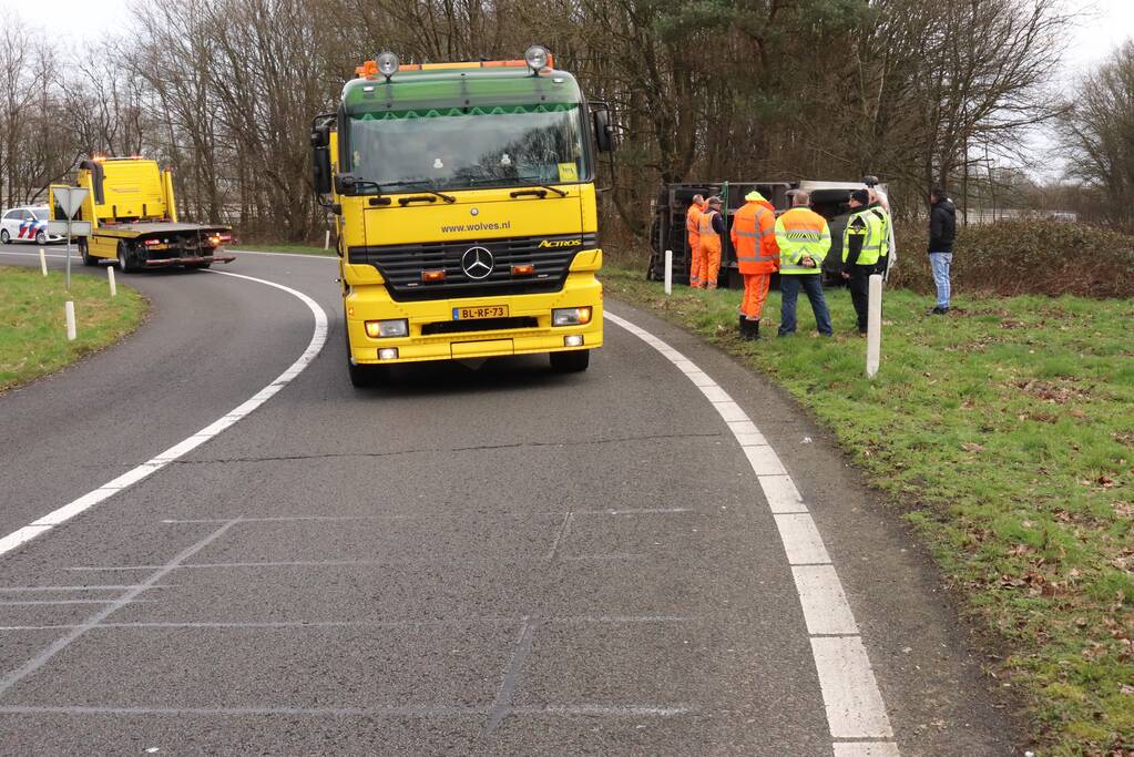 Vrachtwagen belandt op zijn kant op afrit