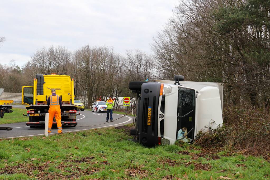 Vrachtwagen belandt op zijn kant op afrit