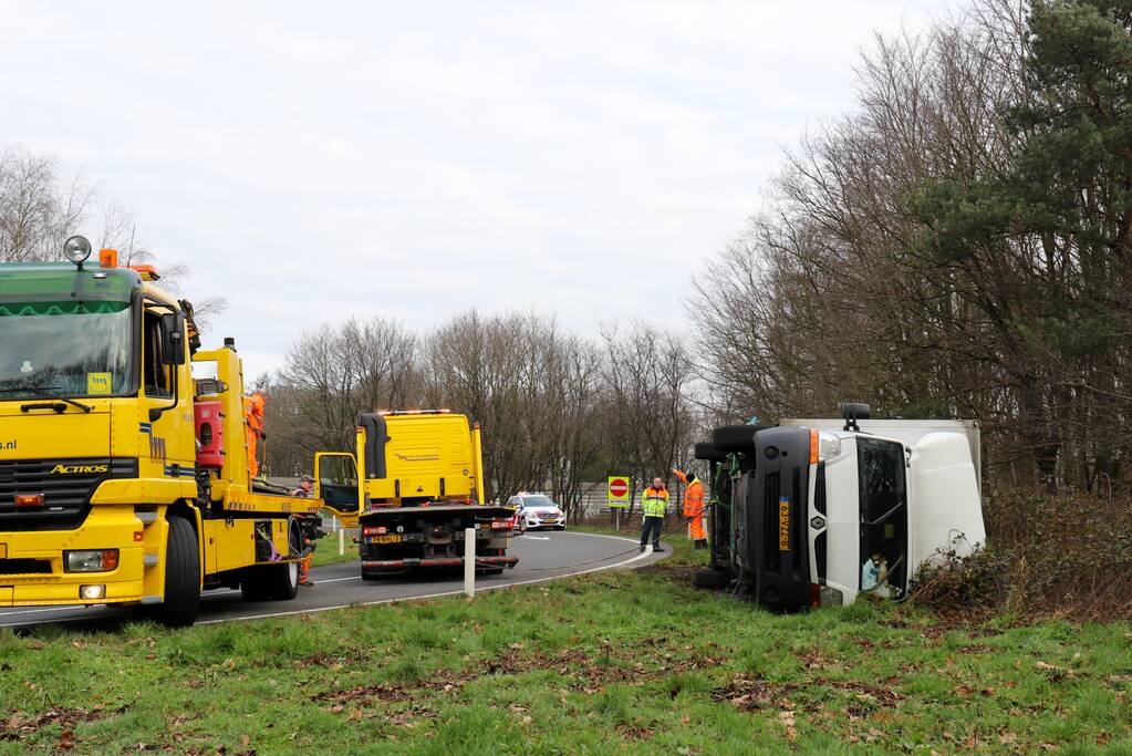 Vrachtwagen belandt op zijn kant op afrit