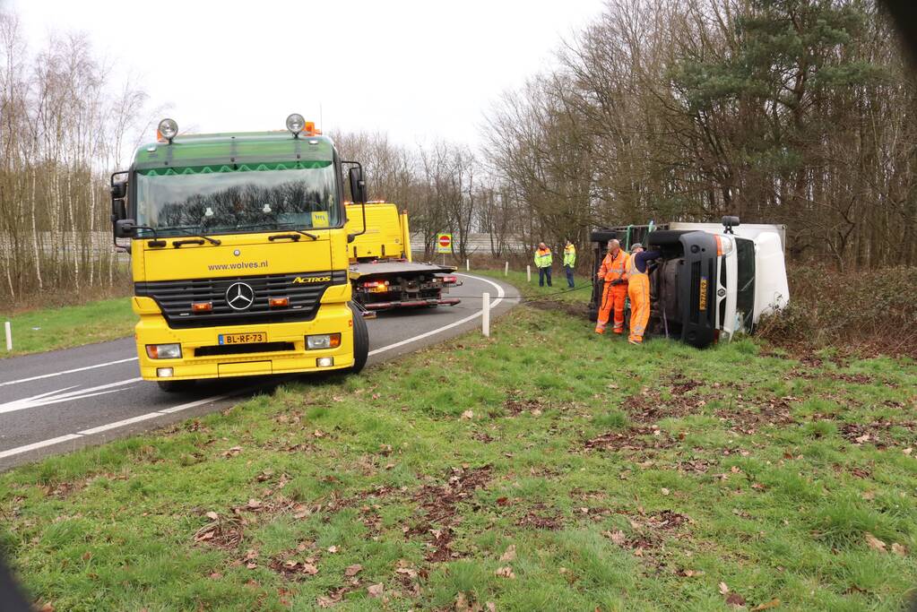 Vrachtwagen belandt op zijn kant op afrit