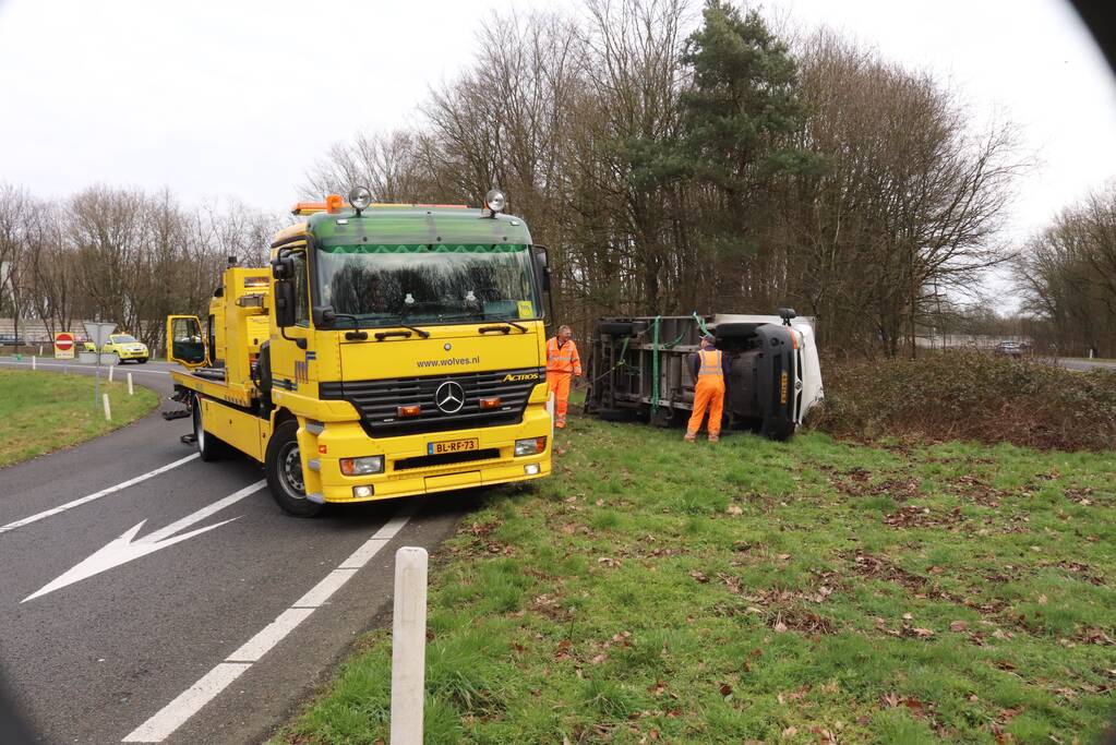 Vrachtwagen belandt op zijn kant op afrit