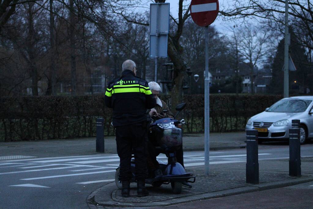 Scootmobiel aangereden door personenauto