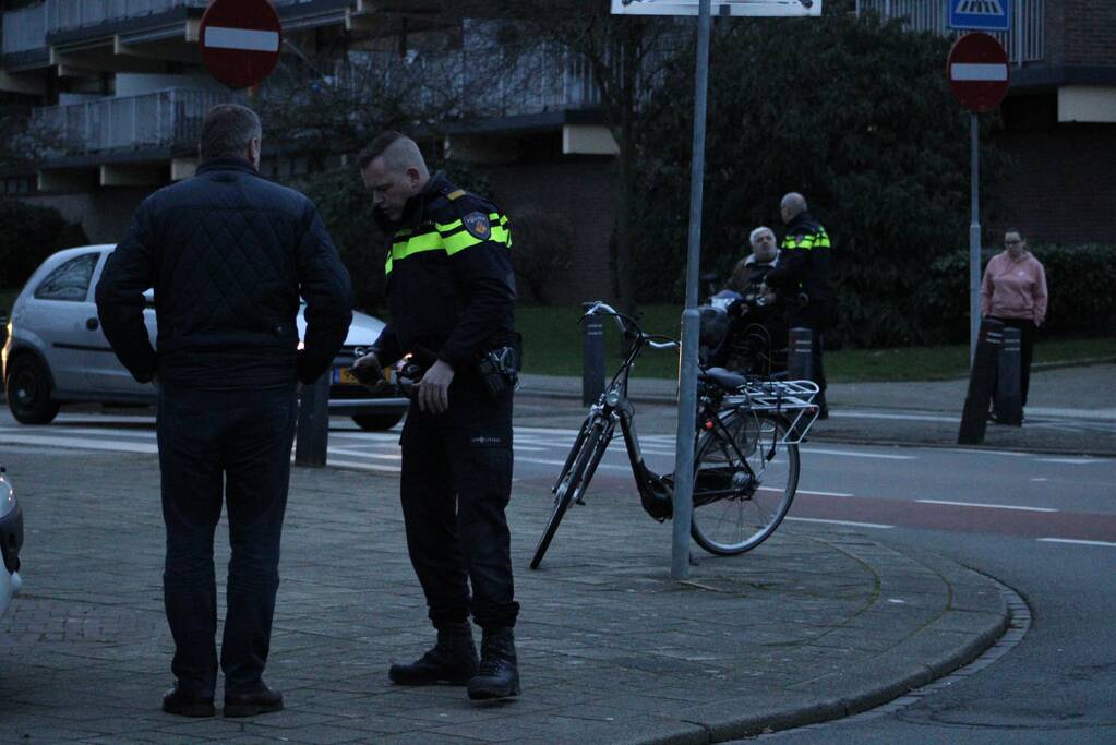 Scootmobiel aangereden door personenauto