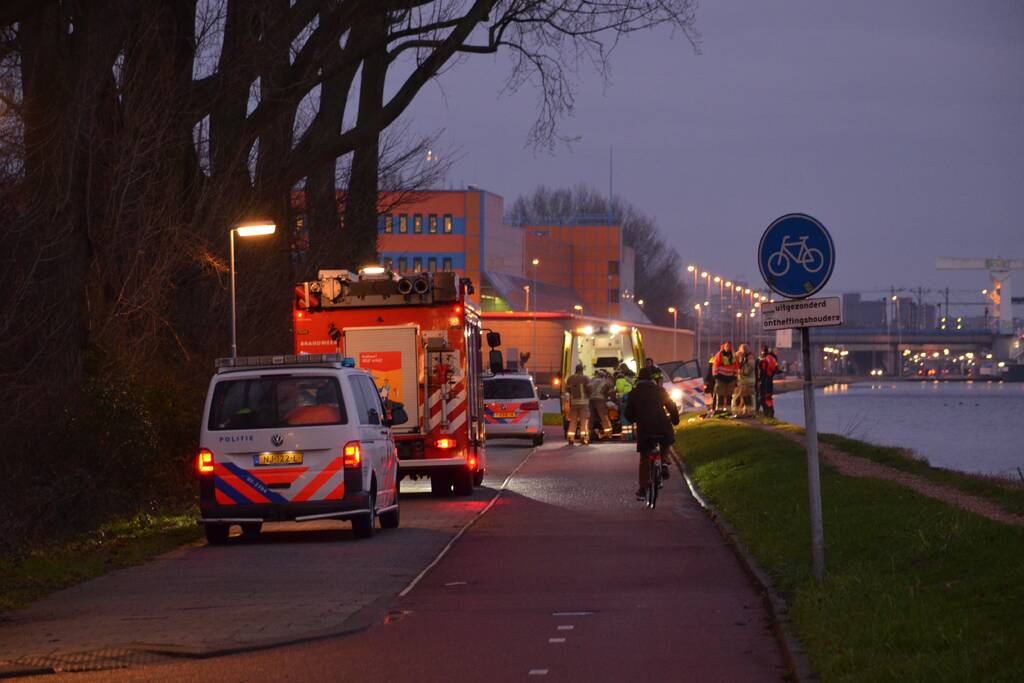 Persoon te water geraakt in kanaal
