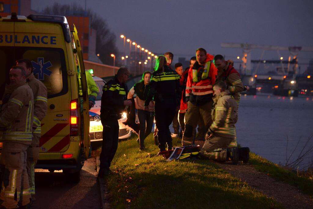 Persoon te water geraakt in kanaal