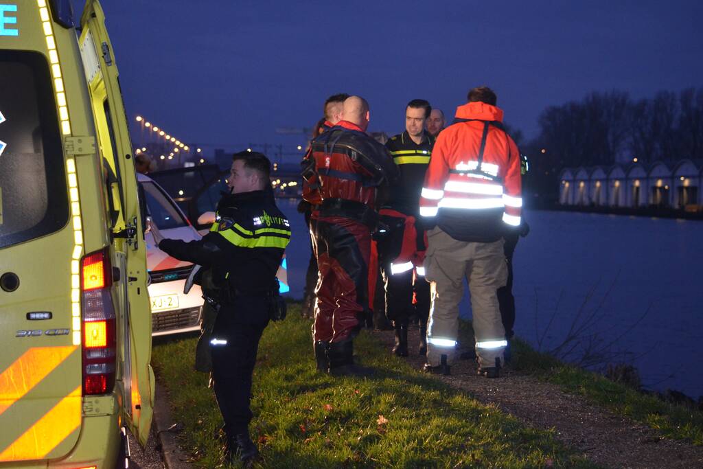 Persoon te water geraakt in kanaal